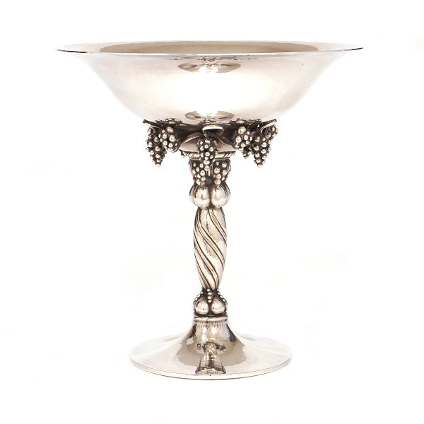 Early Georg Jensen sterlingsilver grape tazza 263 period after 1945. H: 18,8cm. W: 626gr
