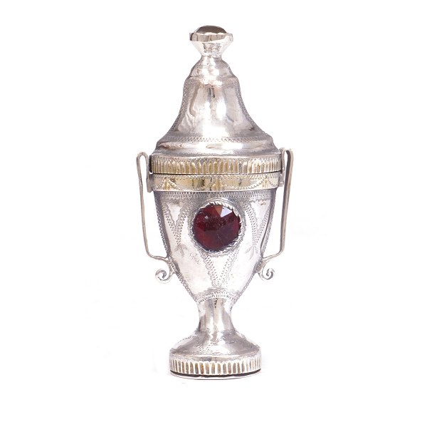 Hovedvandsæg af delvist forgyldt sølv med tre flusser. Hinrich Henningsen Schmidt, Tønder, 1809-25. H: 9,3cm