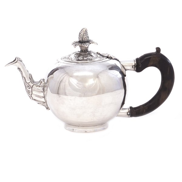 Barok sølvkande med glat korpus. Jürgen Gottfried Ohmstedt, Altona, midten af 1700-tallet. Stemplet. H: 13cm. V: 427gr