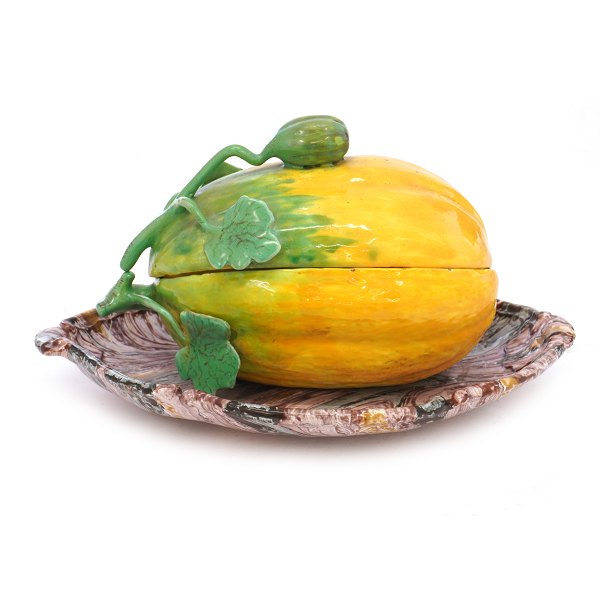 Stor Marieberg melonterrin i polykromdekoreret fajance. Signeret. H: 16cm. L: 32cm