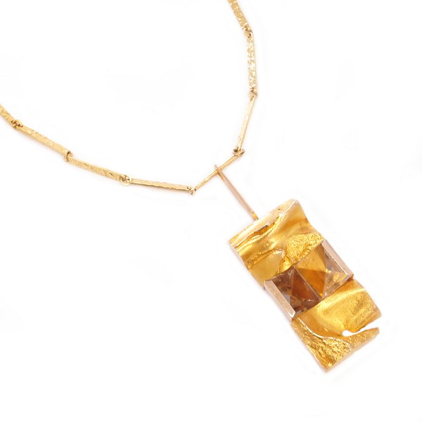 Leddelt Lapponia halskæde i 14kt guld dateret 1970. Designet af Björn Weckström for Lapponia. Vedhæng med klar kvarts.Halskæde L: 45,5cm. Vedhæng: 6,5x3cm