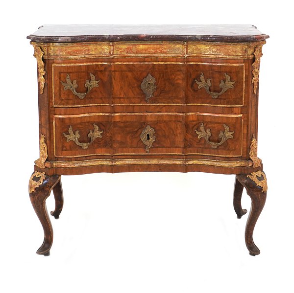 Nøddetræsfineret kommode med delvise forgyldninger og rødlig marmorplade. Altona ca. år 1760-70. H:76cm. Plade: 80x43cm