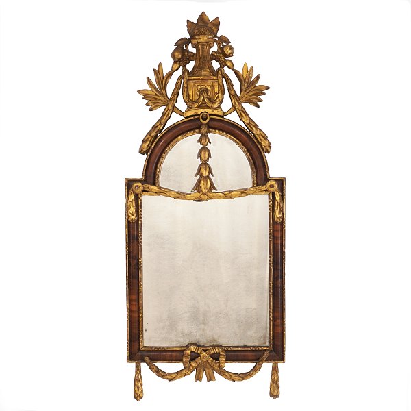 Louis XVI nøddetræsspejl med forgyldte skæringer. Altona ca. år 1770. H: 112cm. B: 46cm