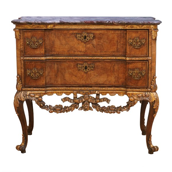 Altona kommode. Nøddetræsfineret kommode på svungne ben. Prydet med rige forgyldte skæringer og marmorplade. Manufaktur Köster, Altona, ca. år 1770. H: 78cm. Plade: 85x43cm