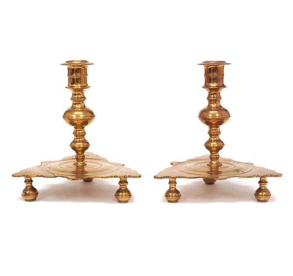 Et par tidlige barokke messingstager på trekantet fod. Danmark eller Sverige ca. år 1700-20. H: 24cm. Fod B: 20cm