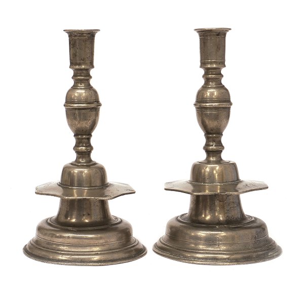 Pair of bell shaped early Baroque pewter candle sticks. Northern Germany circa 1665. Dated 1692. H: 23cm. Base D: 13,5cm