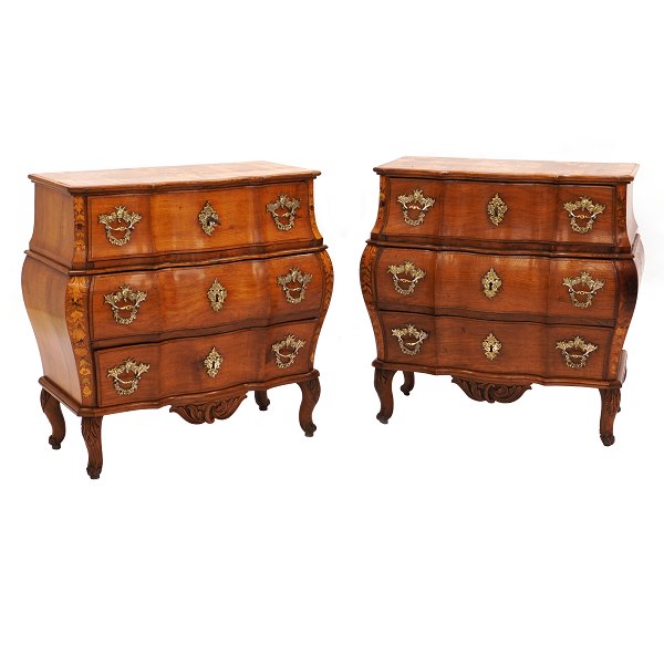 Et par danske rokoko egetræskommoder rigt prydet med intarsia udført af Jørgen Nielsen "Blomsnider", d. 1771, Rudkøbing, Langeland. H: 77cm. Top: 72x36cm