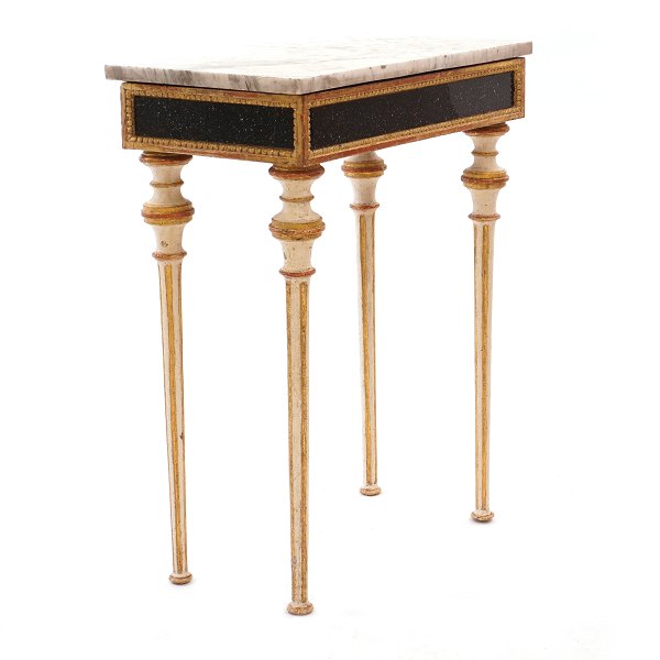 Gustaviansk konsolbord med marmorplade og sarg med porfyr imitation. Sverige ca. år 1780-1800. H: 78cm. Plade: 59x34cm