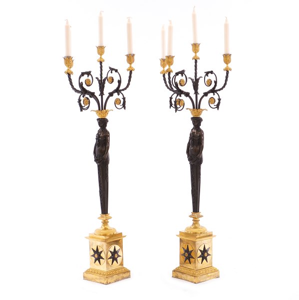 Et par kolosalle lueforgyldte bronzekandelabre med sortpatineret stamme. Frankrig ca. år 1810-20. H: 99cm