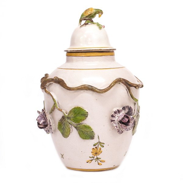Polykromdekoreret potpourrivase med lågknop i form af papegøje. Stralsund ca. år 1770. H: 25cm
