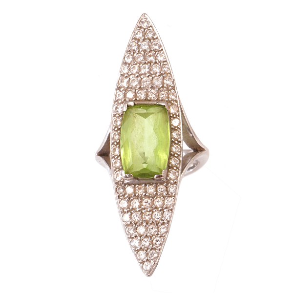 Georg Jensen 18kt white gold ring with 66 diamonds, circa 0,02ct each, and a peridot. Ringsize: 51