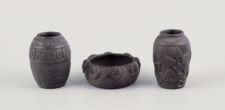 Hjorth, Bornholm.To skønvirke vaser samt en skål i sort terracotta.