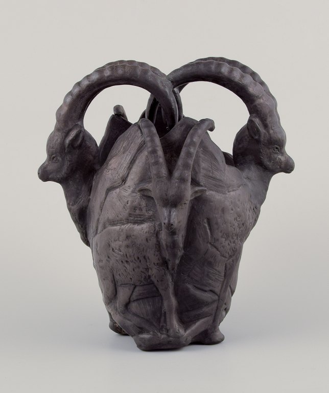 Hjorth, Bornholm.Skønvirke vase i sort terrakotta med motiv af stenbukke.