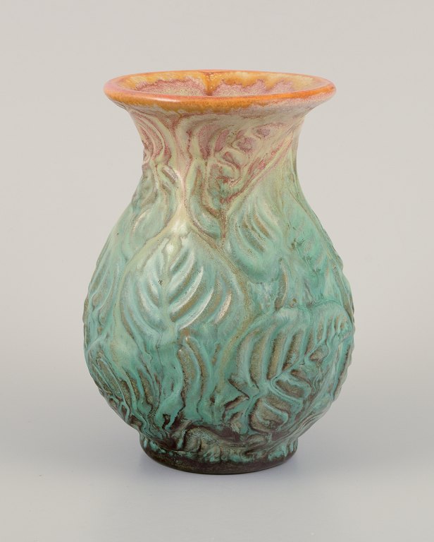 Michael Andersen, Bornholm.Keramikvase med bladværk i relief.