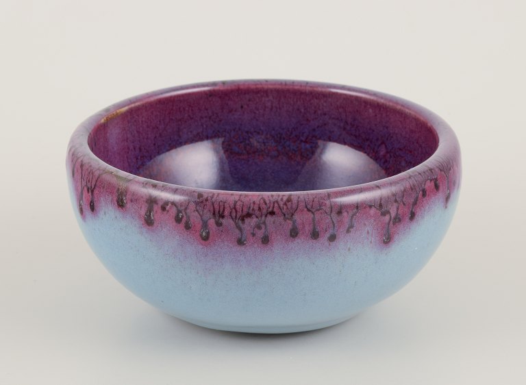 Nils Thorsson for Royal Copenhagen. Unika keramikskål i Claire de Lune glasur.