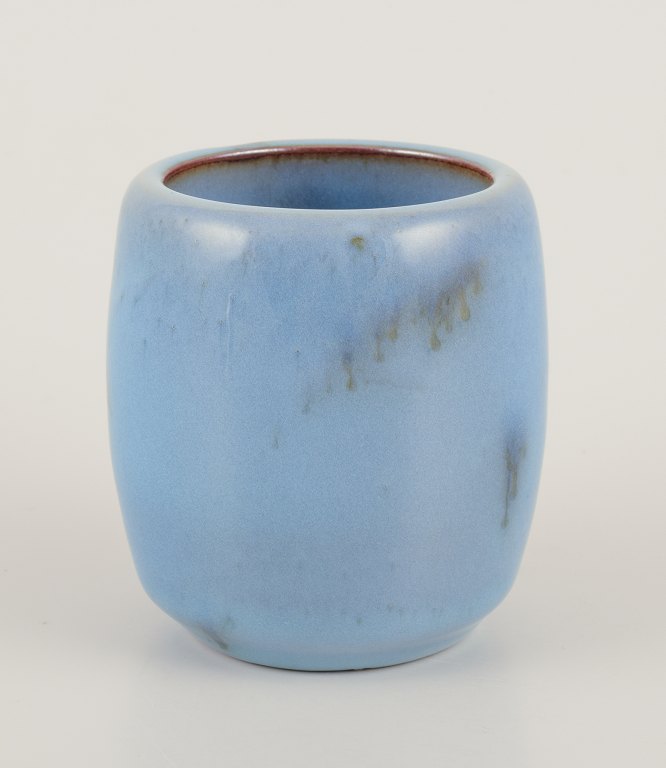 Nils Thorsson for Royal Copenhagen. Lille unikavase i Claire de Lune glasur.
