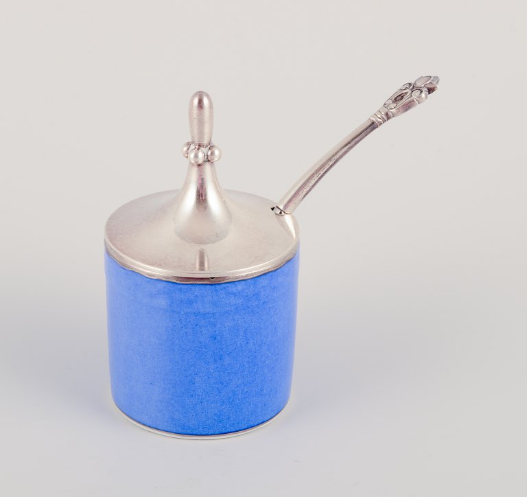 Royal Copenhagen og Georg Jensen.Sennepskrukke i porcelæn med tilhørende låg samt ske i sterlingsølv.