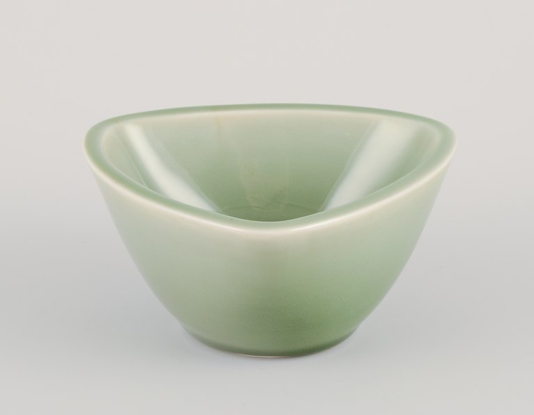 Jais Nielsen for Royal Copenhagen.Trekantet skål i keramik.