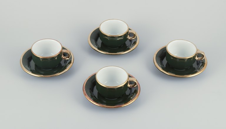 Pillivuyt, Frankrig. Fire par kaffekopper med tilhørende underkopper.”Grøn Bistro” porcelæn.