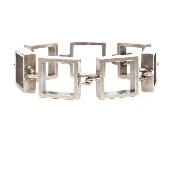 Hans Hansen armring i sterlingsølv med kvadratiske led. Stemplet Hans Hansen. Ledstr. 20x20mm. L: 20cm