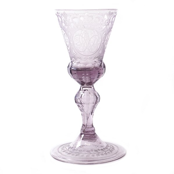 Stor rigt slebet glaspokal prydet med kronede monogrammer for prinsesserne Charlotte Amalie, Sophie Magdalene, Wilhelmine Caroline og Louise.  Pokalen er omtalt  i "Der Glasfreund" September 2008 og tilskrevet Nøstetangen ca.  175