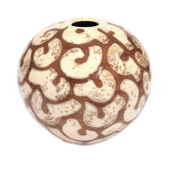 Per Weiss vase. Per Weiss, 1953-2023, vase i stentøj med brun glasur og geometrisk mønster. H: 21cm. D: 24cm