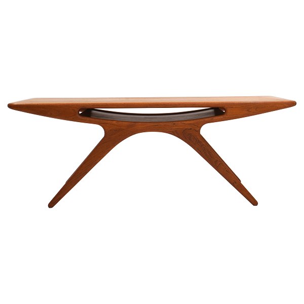 Johannes Andersen: Smilet. Sofabord i teak. Fremstår i pæn stand med original finér med små brugsspor. H: 49cm. Plade: 52x135cm