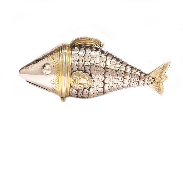 Silver vinaigrette in the shape of a fish by Berthold Sørensen Rosendahl, 1753-99, Aabenraa. L: 8,5cm. W: 53,7gr