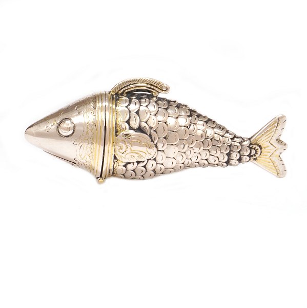 Silver vinaigrette in the shape of a fish by Berthold Sørensen Rosendahl, 1753-99, Aabenraa. L: 8,5cm. W: 55gr
