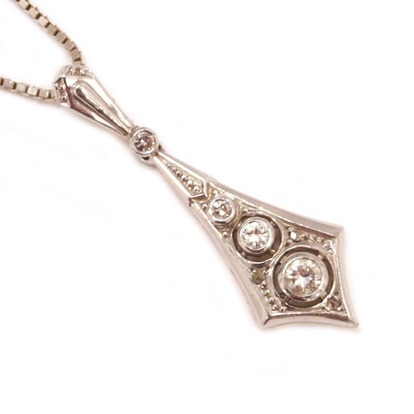 Art Deco vedhæng i 14kt hvidguld med fire diamanter. Fremstillet ca. år 1920-30. Mål: 32x10mm