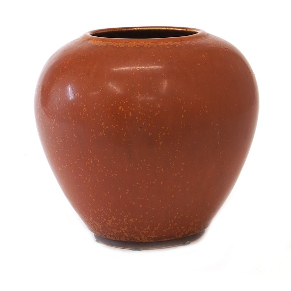 Saxbo stentøjsvase med brunrød spættet glasur model nummer 16. Stemplet Saxbo. H: 16,5cm