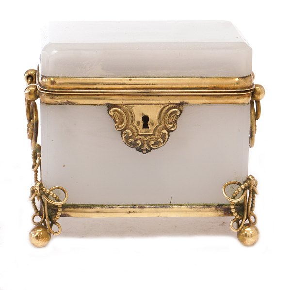Kandisskrin i opalineglas med messingmontering. Leveres med nøgle. Frankrig 1860-80. H: 9,5cm. B: 11,5cm
