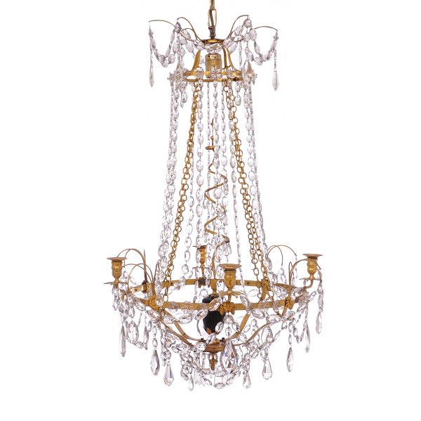 Gustaviansk prismekrone til fire lys. Prydet med mørk violet glas og spiralformet midterstykke. Sverige ca. år 1780. H: 90cm. D: 57cm