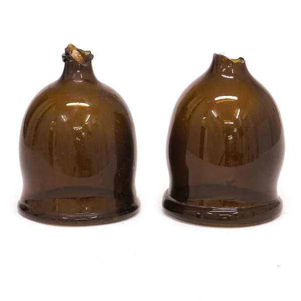 Et par tidlige haveklokker udført i mørkt brun glas. Holmegaard 1853. Tilsvarende i Holmegaards Studiesamling. H:11cm