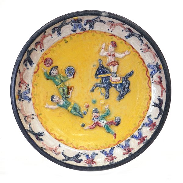 Bode Willumsen, 1895-1987, keramikfad med cirkusartister modelleret i relief. Fane med heste- og klovnemotiv. Signeret og dateret 1945. D: 32,5cm