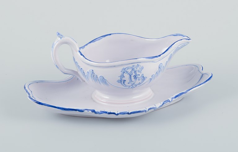 Emile Gallé for St. Clement, Nancy. Saucekande på fod i håndmalet fajance.
