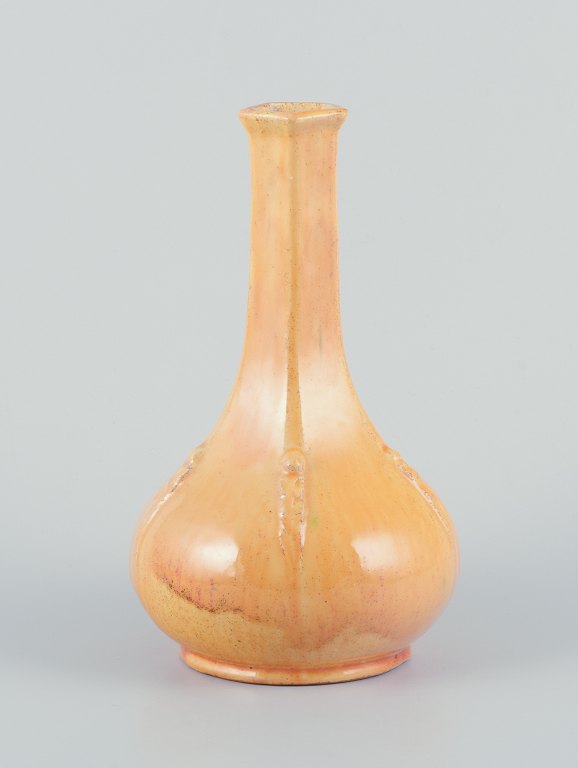 Svend Hammershøi for Kähler, Danmark.Keramikvase i uranglasur.