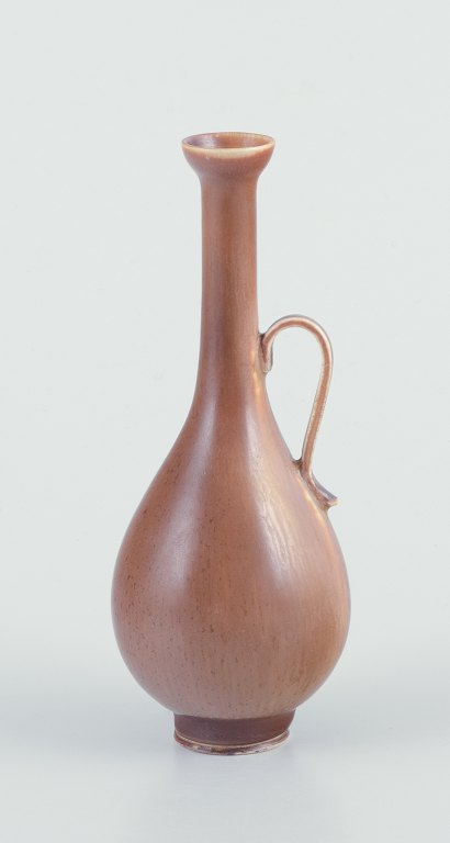 Berndt Friberg for Gustavsberg, Studiohand.Keramikande med hank.