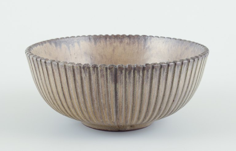 Arne Bang, Denmark.Bowl in glazed ceramic.