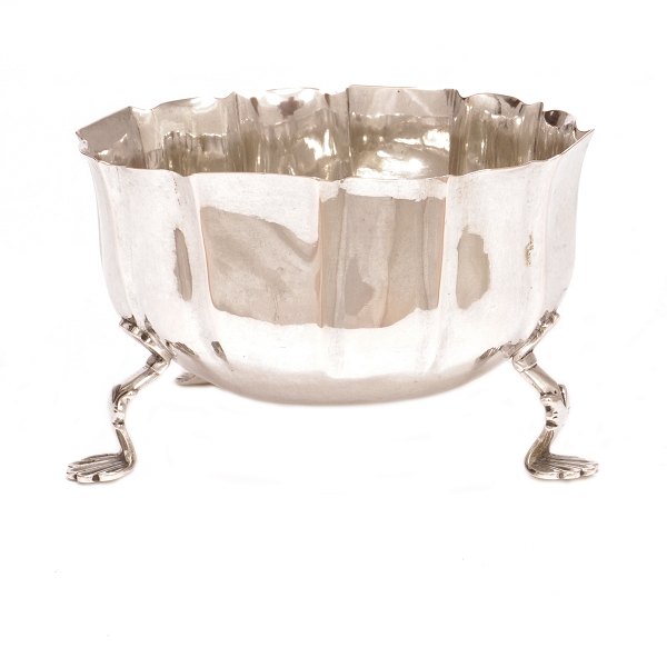 Mid 18th century Danish silver sugar bowl by Claus Otzen, Haderslev, 1753-75. H: 8,1cm. L: 12,5cm