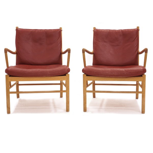 Et par Wanscher Colonial Chair Armstole med læderhynder og stel i egetræ. Mindre skader på fletværk