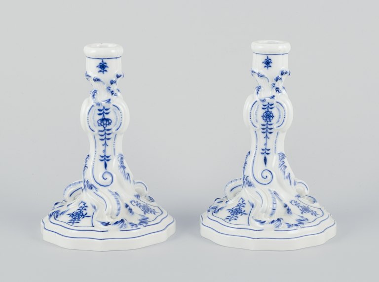 Meissen, Tyskland. Et par løgmønstret lysestager.