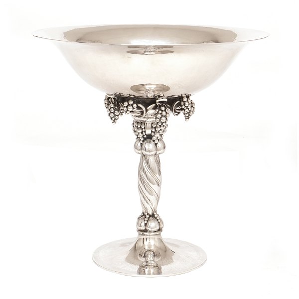 Georg Jensen very large sterlingsilver grape tazza 264B. H: 31cm. W: 1.842gr. D: 31cm