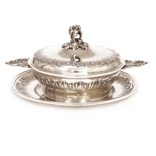 Lille rokokoform sølvterrin udført af A. Michelsen, København, dateret 1893. H: 10cm. V: 552,1gr