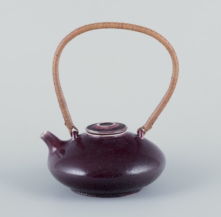Gudrun Meedom for Bing and Grondahl.Stoneware teapot decorated with oxblood glaze.