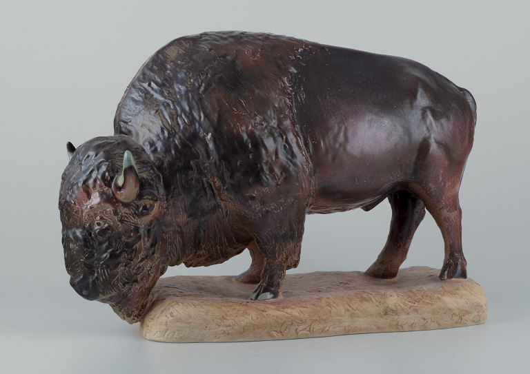 Kuno Norvark for Bing og Grøndahl. Kolossal og sjælden bisonokse i glaseret stentøj.