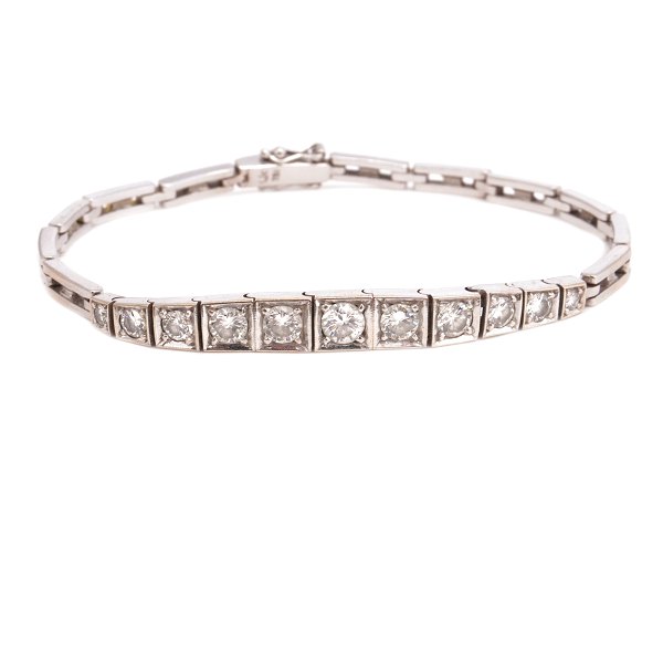 Leddelt armlænke i 18kt hvidguld med kasselås og dobbeltsikkerhedslås prydet med 11 diamanter i størrelsen ca. 0,03-0,25ct. I alt ca. 1,2ct. L: 19cm