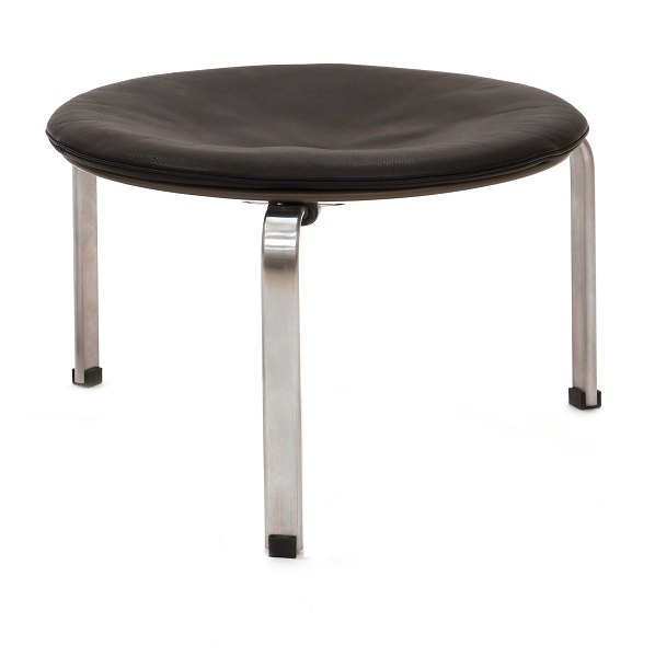 Poul Kjærholm PK 33 taburet betrukket med sort læder. Fremstillet hos Fritz Hansen år 2000 og med label herfra. H: 34cm. D sæde: 50cm
