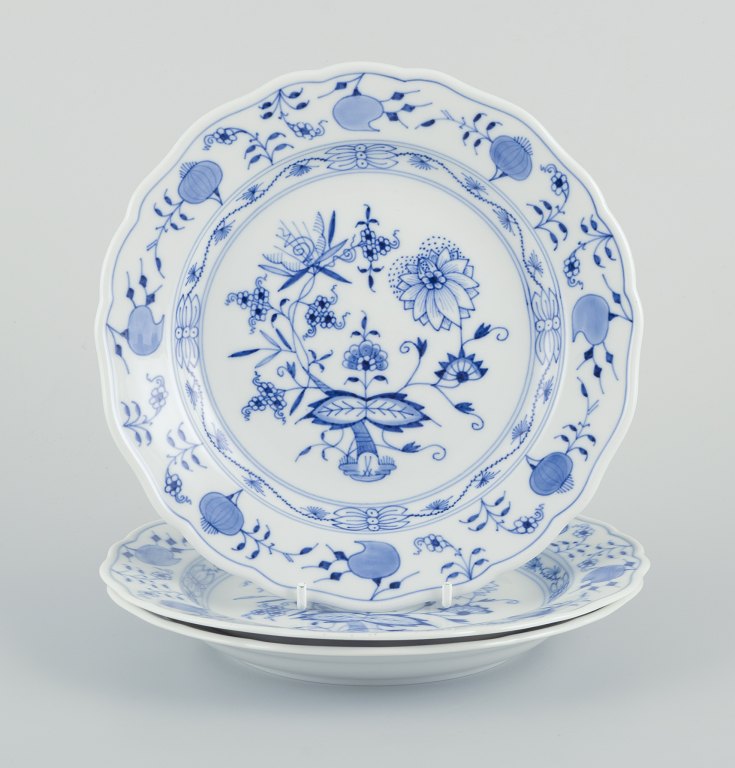 Meissen, tre løgmønstrede tallerkner i blåmalet porcelæn.