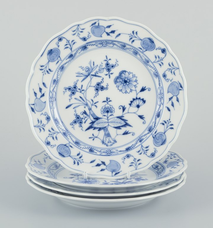 Meissen, Tyskland. Et sæt på fire Løgmønstret tallerkner i porcelæn.